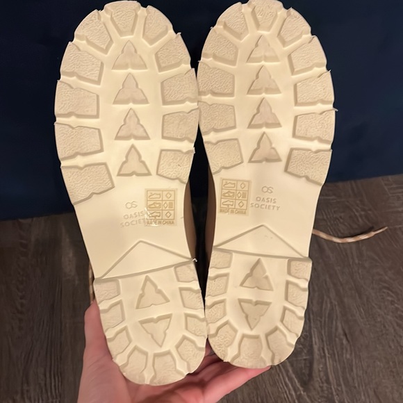 Lug sole boots - Picture 4 of 8